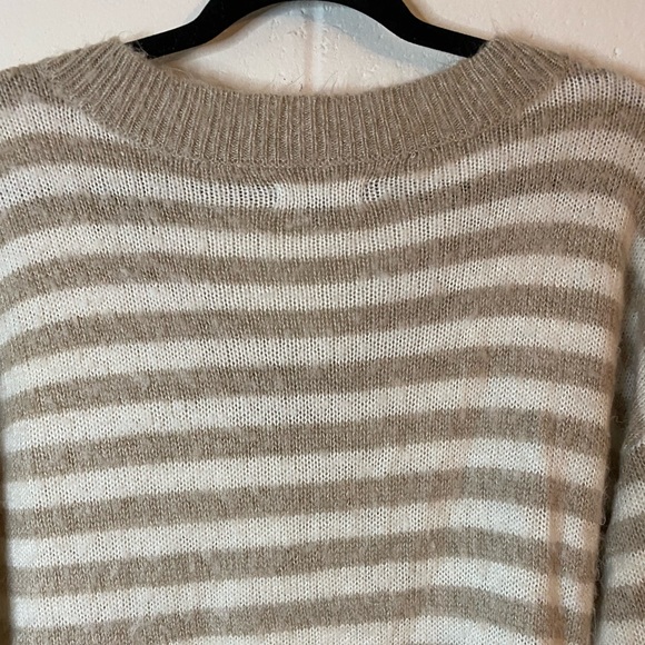 American Eagle Sweater Tan Cream Stripe Fuzzy Soft V-Neck Size Medium - Picture 7 of 9